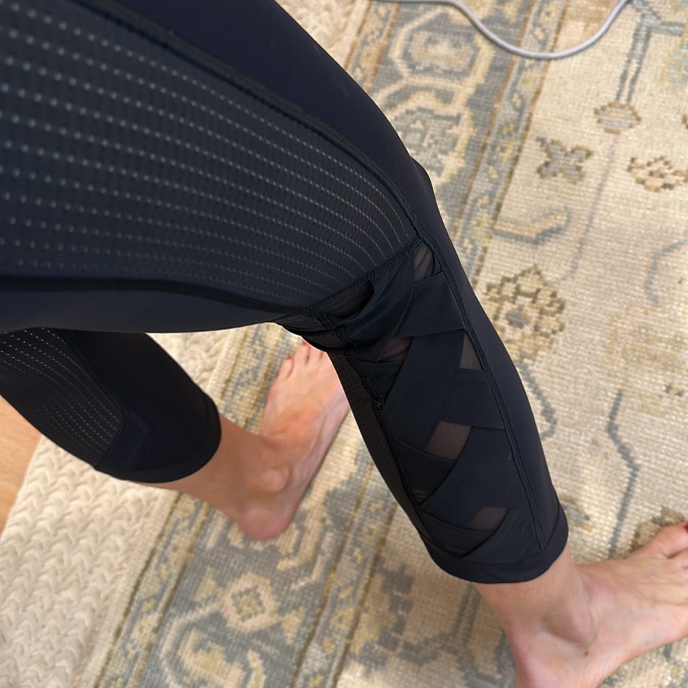 Lululemon Var-City black crops with mesh size 6